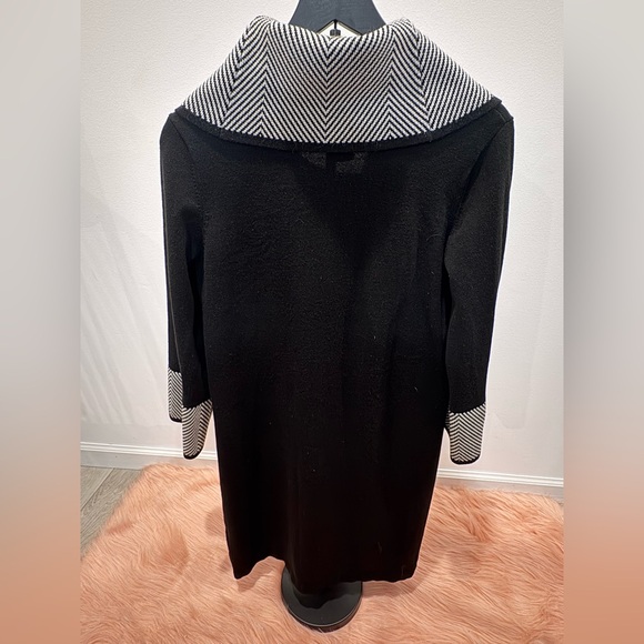 Chic Black Long Sleeve Dress with Striped Collar - Picture 2 of 4